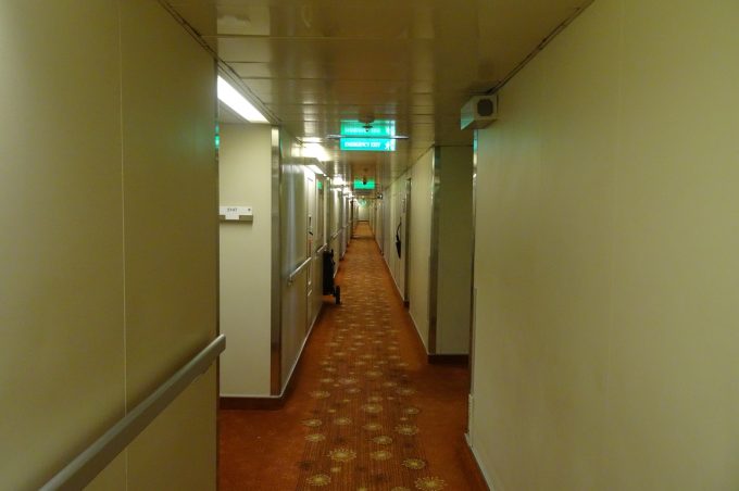 Comment aménager un couloir étroit pour un espace plus fonctionnel ?